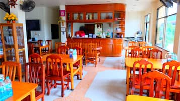 Aperto a colazione, pranzo e cena, cucina locale