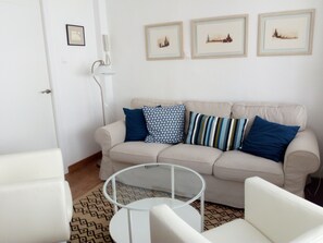TV, fireplace - Triana, 3 bedroom apartment, from 2 to 6 people. (Sevilla)