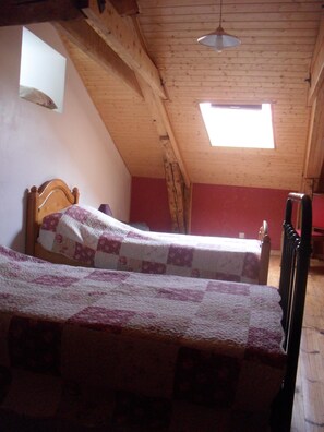 2 bedrooms, iron/ironing board, wheelchair access
