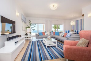 スマートテレビ、暖炉、テーブルサッカー台、卓球台