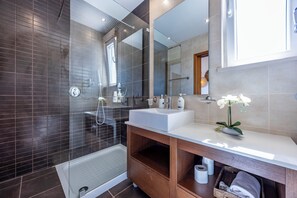 Combined shower/bathtub, hair dryer, towels, soap - Luxury oceanfront Villa with infinity pool (heatable) and breathtaking sea views (Luz)