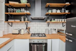 Een koelkast, een microgolfoven, een oven, een kookplaat