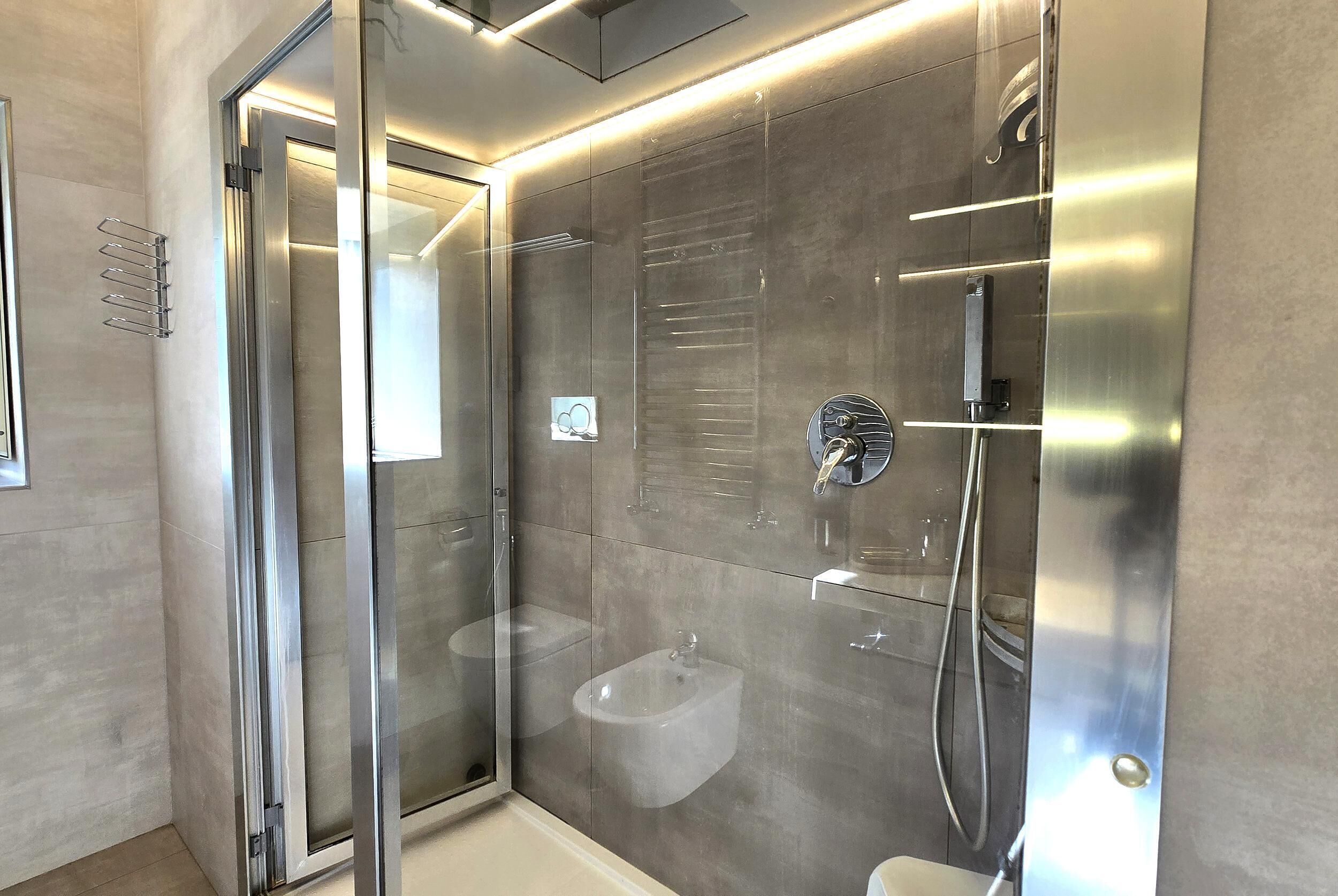 Regadera, secadora de cabello, bidet, toallas 
