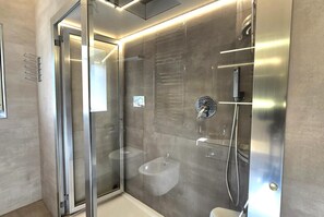 Ducha, secador de pelo, bidet, toallas