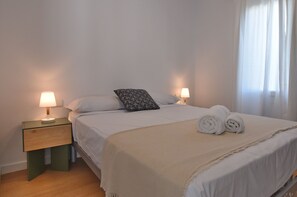 3 slaapkamers, een strijkplank/strijkijzer, gratis wifi, beddengoed