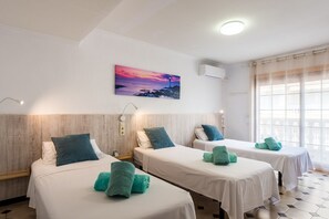 3 slaapkamers, een strijkplank/strijkijzer, gratis wifi, beddengoed