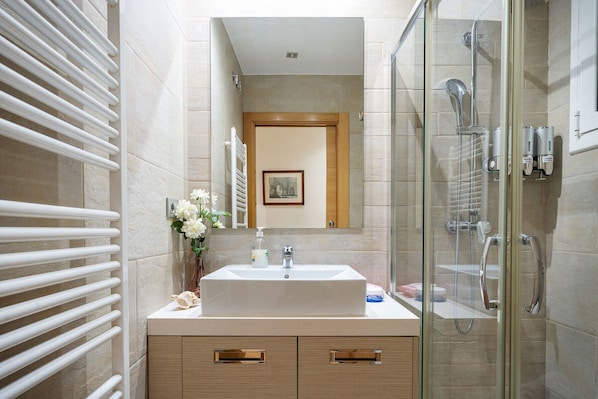 Douche, articles de toilette écologiques, séchoir à cheveux