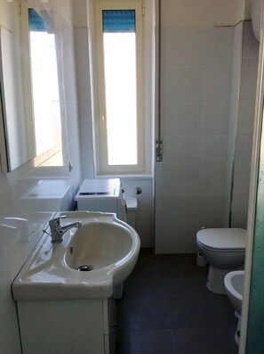 Amenidades de baño gratuitas, secadora de cabello, batas, toallas 