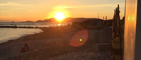 Una playa cerca, sillas reclinables de playa