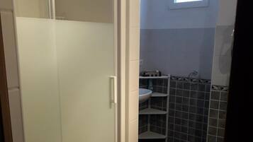 SĂšche-cheveux, serviettes fournies, savon, shampoing