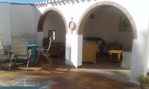 Outdoor dining - Kayenne 2 ,2 bedroom self catering apartment (Iznajar)