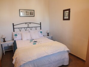 2 bedrooms, iron/ironing board, travel crib, free WiFi - Kayenne 2 ,2 bedroom self catering apartment (Iznajar)