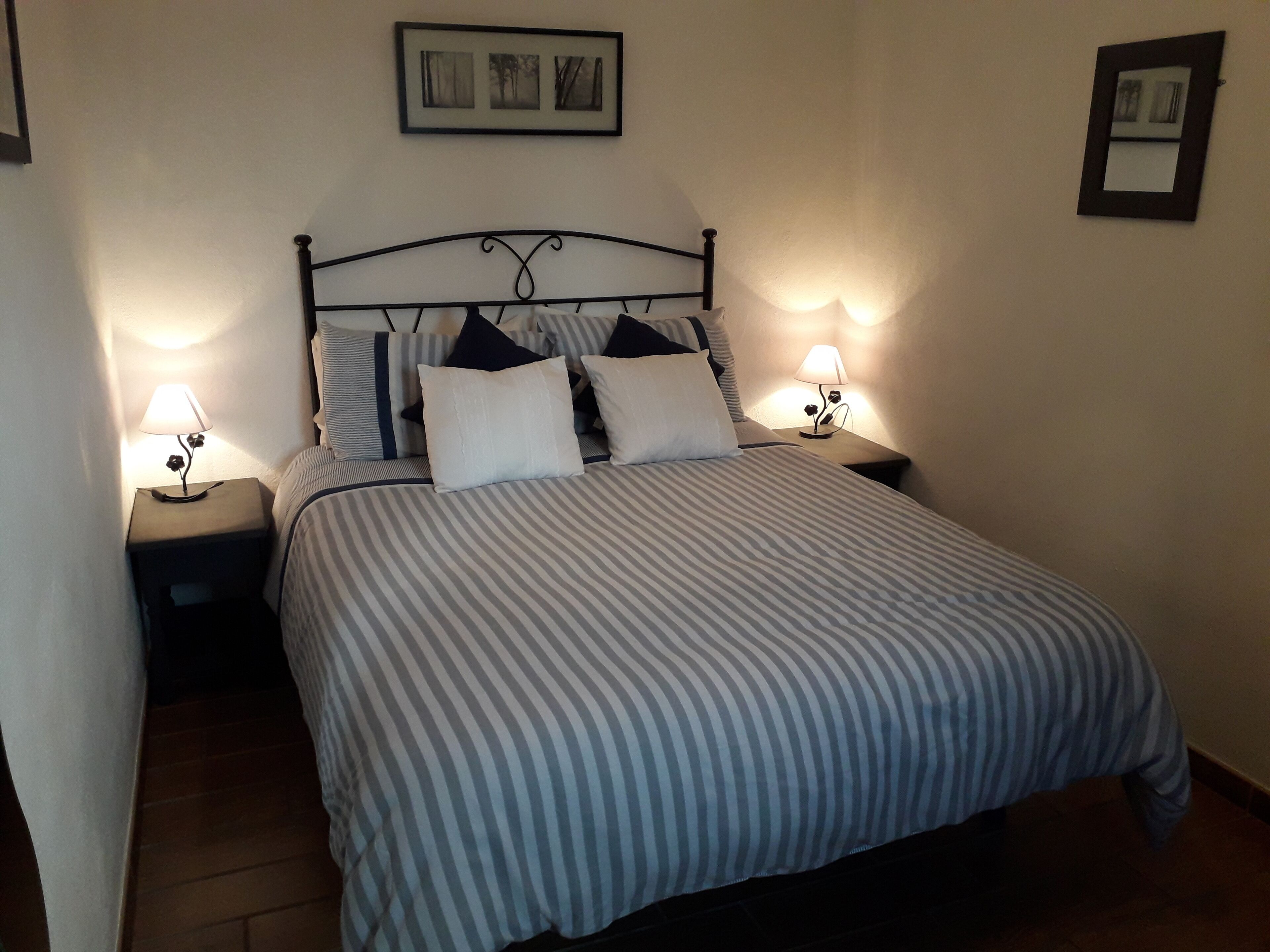 2 slaapkamers, een strijkplank/strijkijzer, reisbedje, gratis wifi