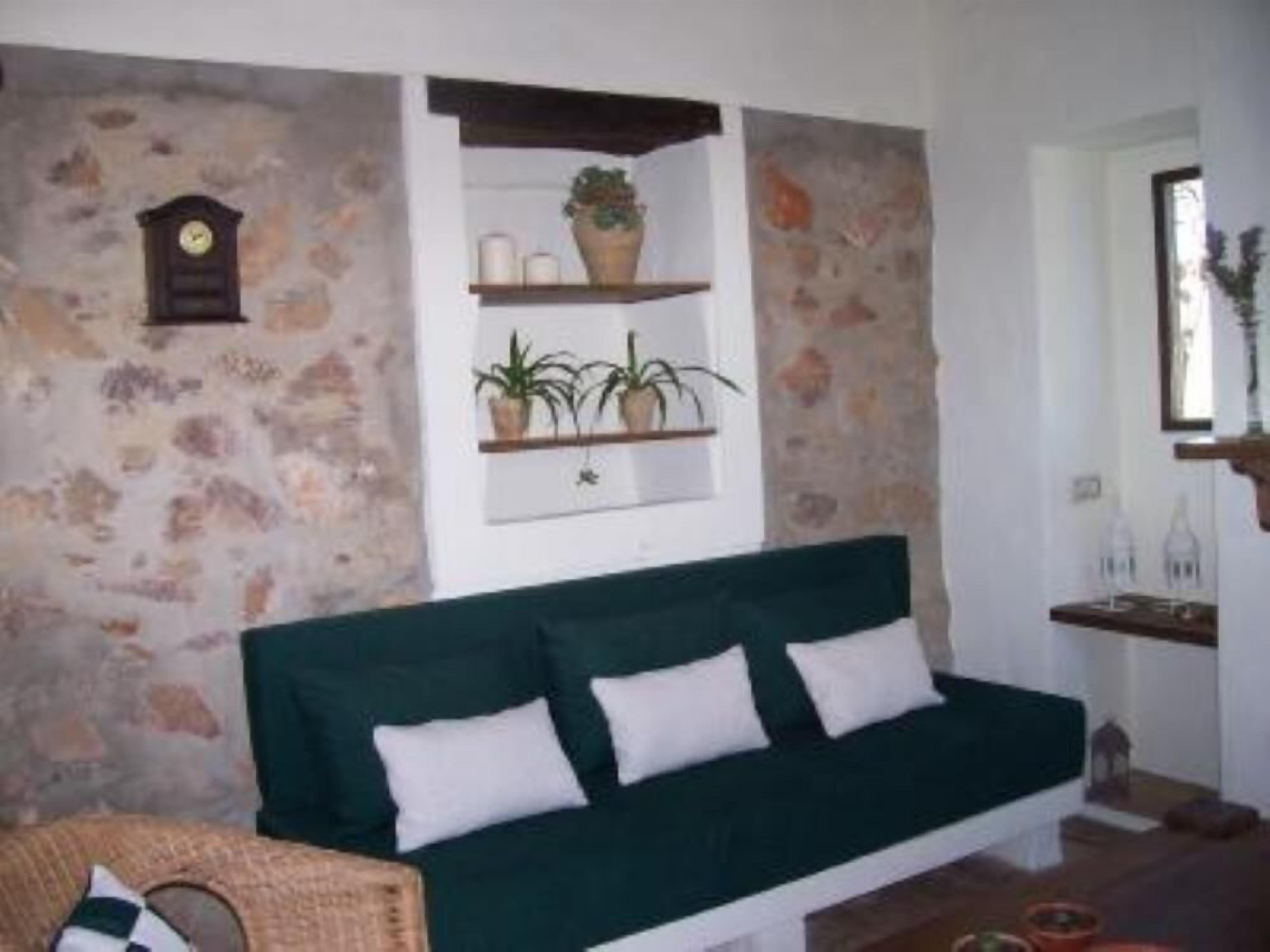 Televisión, chimenea y reproductor de DVD 