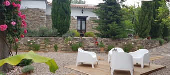 Hage, basseng, parkering, wifi, air condition, sentralt 