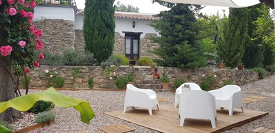 Garden, swimming pool, private parking, wifi, pool, air conditioning, central.