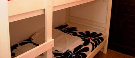 Tabla de planchar con plancha, wifi gratis, ropa de cama