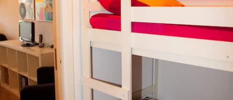 Tabla de planchar con plancha, wifi gratis y ropa de cama