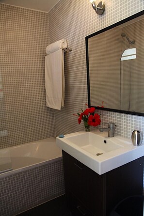 Bathtub, towels - Comfortable holiday home, fully equipped and very close to beautiful beaches of the Algarve. Stay near Albufeira in a family-friendly location. (Albufeira)
