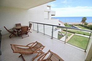 Outdoor dining - FIRST LINE BEACH APARTMENT WITH SEA VIEWS. WIFI.  (Denia)