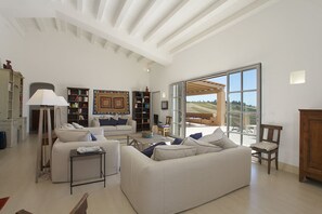 TV, fireplace, DVD player