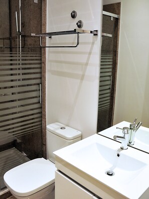 Douche, sèche-cheveux, serviettes fournies