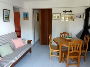 Interior - APARTMENT NEXT TO THE SEA WITH COMMUNITY GARDEN AND PLAZA PARKING WITH FREE WIFI (Platja d'Aro)