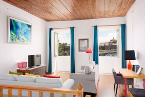 Smart TV, fireplace, DVD player, books - Manor House Porto Duplex Apartment with a shared garden (Porto)