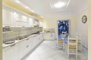 Fridge, microwave, oven, stovetop - Luxury villa with panoramic swimming pool in Ischia, near Amalfi Coast (Forio)