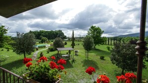 A lush garden with a pool, a gazebo, and a view of the countryside. - CHARMING APARTMENT WITH POOL - 40 KM FLORENCE, 20 KM SIENA, 15 KM S. GIMIGNANO (Monteriggioni)