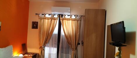 1 habitación, tabla de planchar con plancha, cuna de viaje y wifi