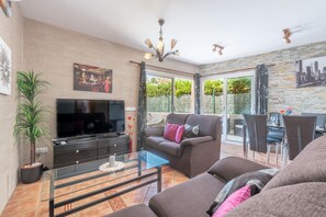 TV - Beautiful semi-detached house with pool and air conditioning near the beach (Alcúdia)