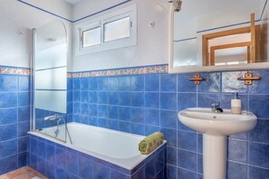 Combined shower/bathtub, hair dryer, towels