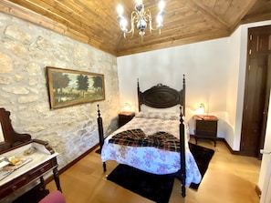 7 bedrooms, desk, soundproofing, iron/ironing board