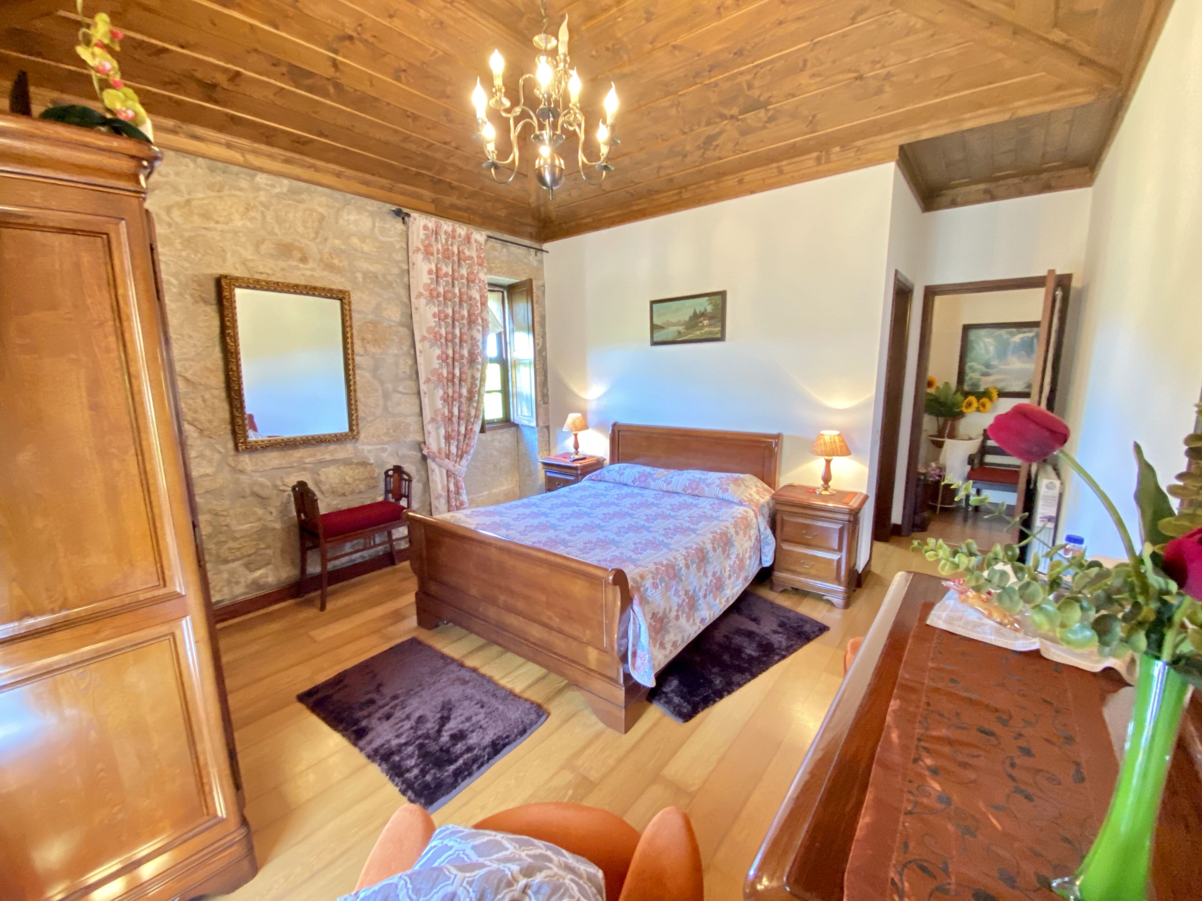 7 bedrooms, desk, soundproofing, iron/ironing board