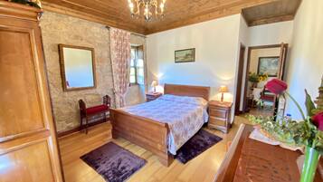 7 bedrooms, desk, soundproofing, iron/ironing board