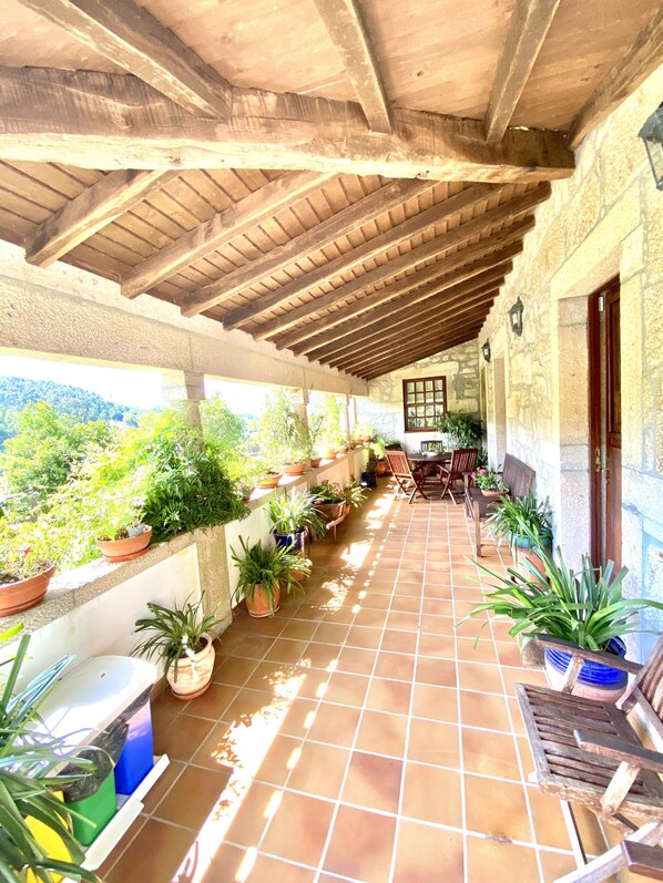 Outdoor dining - Outeirinho House (Full house) (Paredes de Coura)