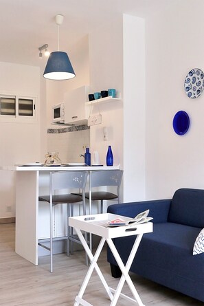 TV, books - Cozy Flat Simona Costa del Sol  Benalmadena Malaga (Benalmádena)