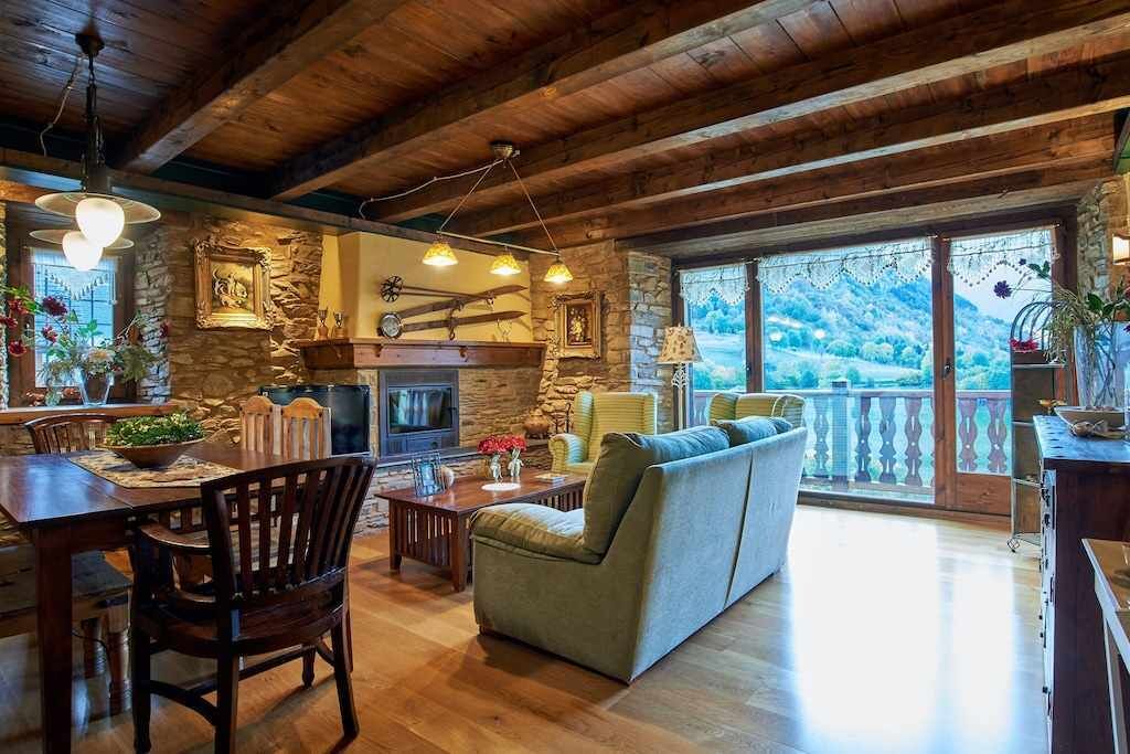 Een televisie en een open haard