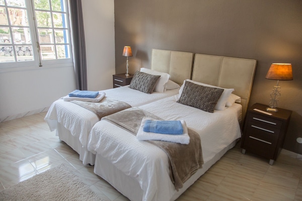 Large master en suite bedroom