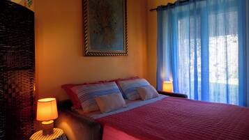 1 camera, una scrivania, insonorizzazione, ferro/asse da stiro