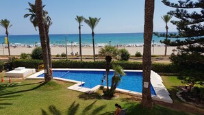 A swimming pool with a view of the beach and ocean. - LOFT PLAYA MUCHAVISTA (El Campello)