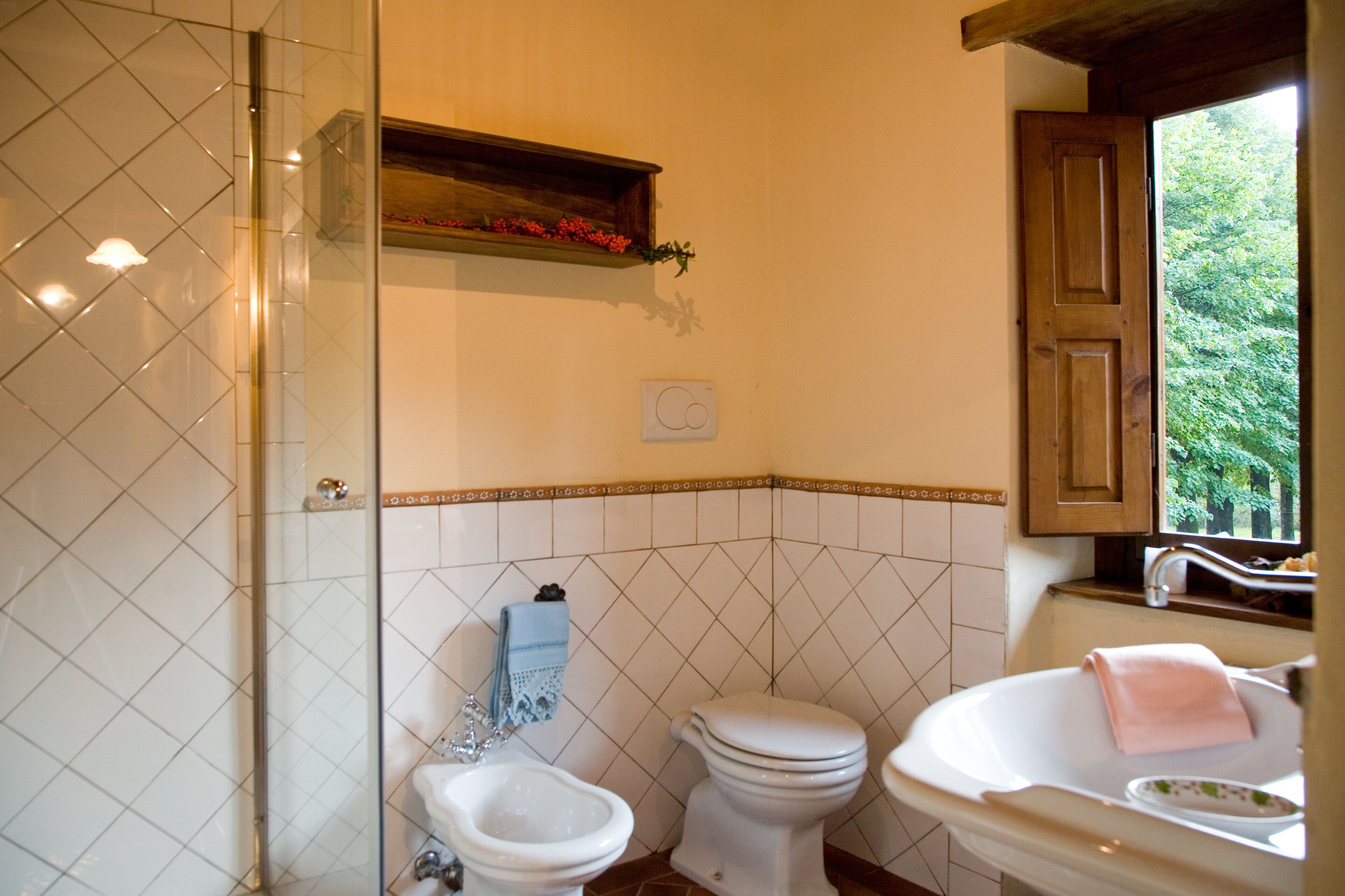 Un baño con ducha, inodoro y lavamanos.
