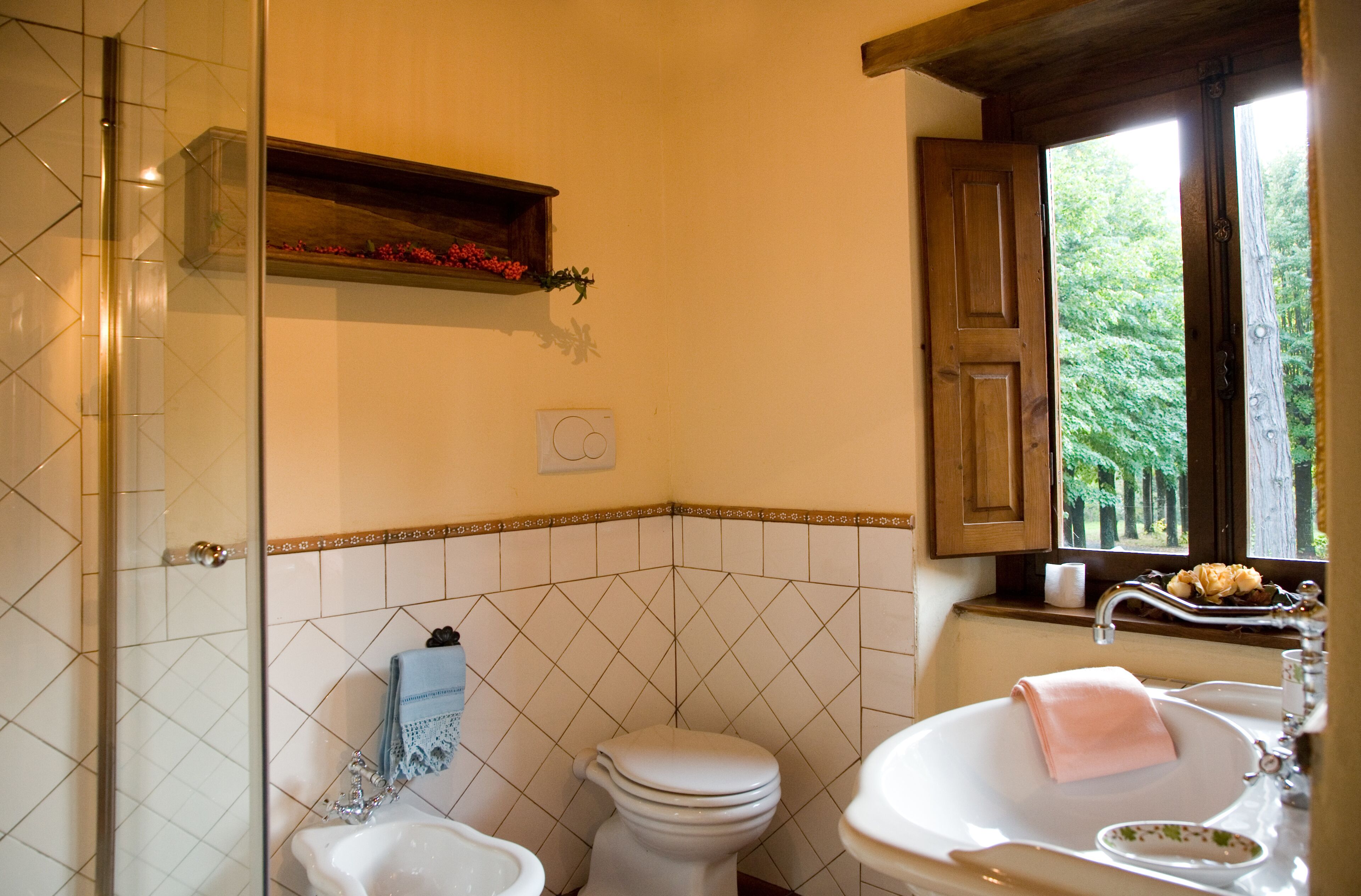 Une salle de bain comprenant des toilettes, un lavabo et un espace douche.