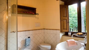 Une salle de bain comprenant des toilettes, un lavabo et un espace douche.