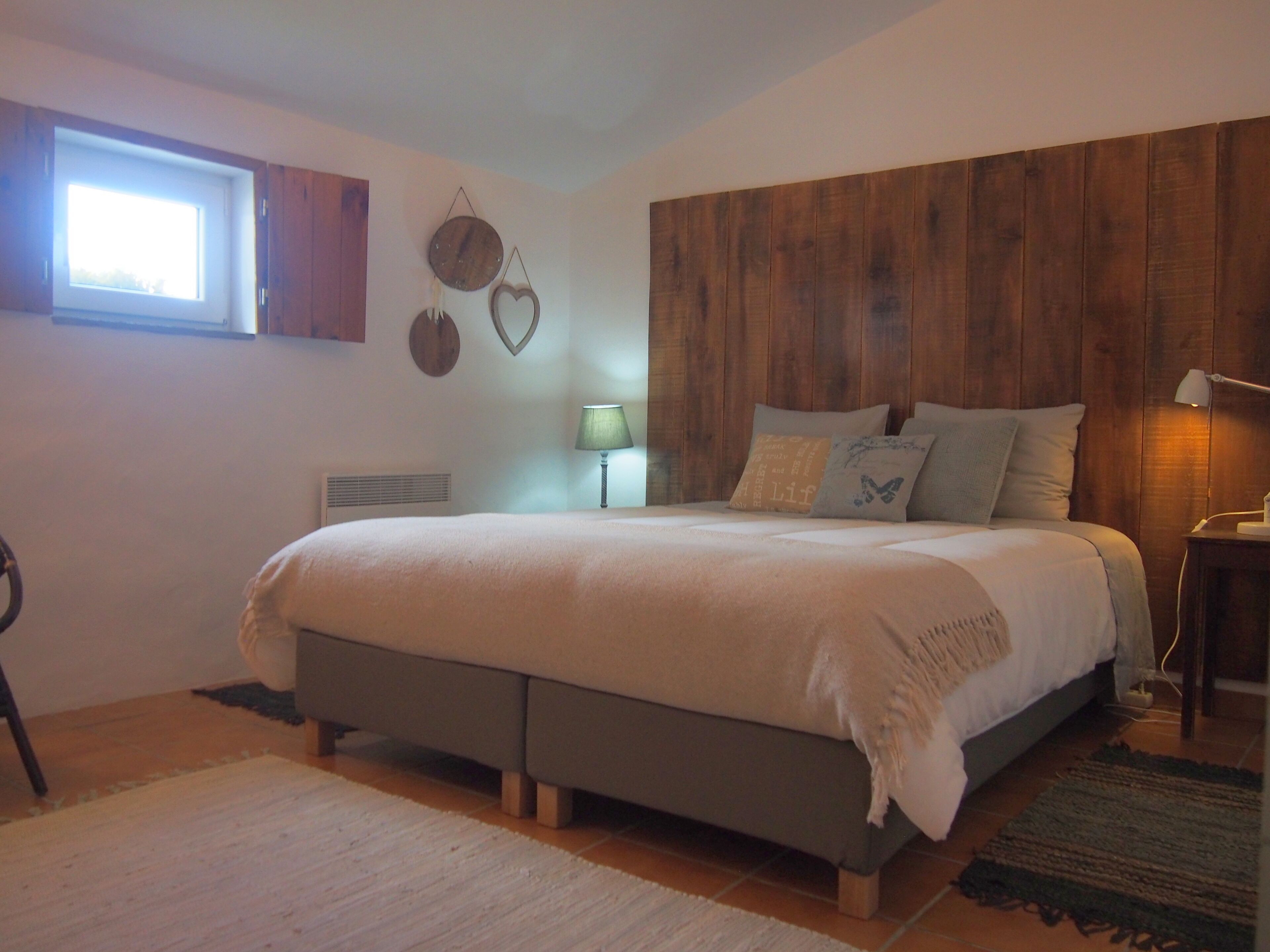 3 habitaciones, tabla de planchar con plancha, wifi y ropa de cama 
