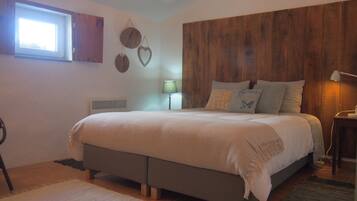 3 bedrooms, iron/ironing board, WiFi, bed sheets