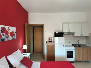 1 bedroom, iron/ironing board, travel crib, free WiFi - Holiday Apartment Da Rosa Studio (Letojanni)