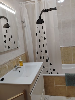 Duschwanne, Haartrockner, Bidet, Handtücher