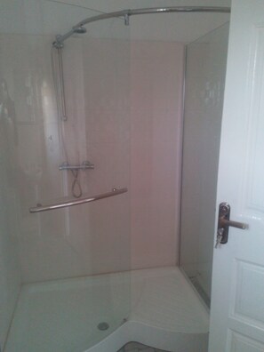 Hair dryer, towels - Chic One bedroom serviced  apartment with  pool- fully self contained  V6 (Accra)